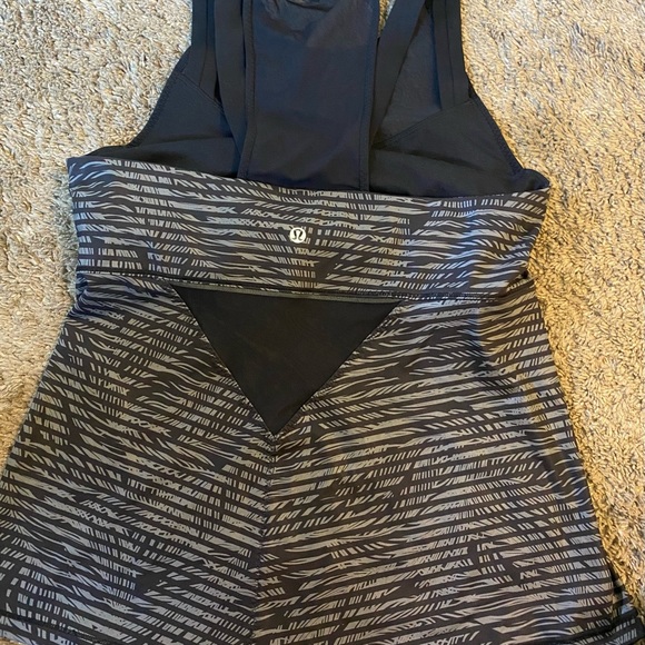 Lululemon tank like new worn once size 10‎ - Picture 2 of 3